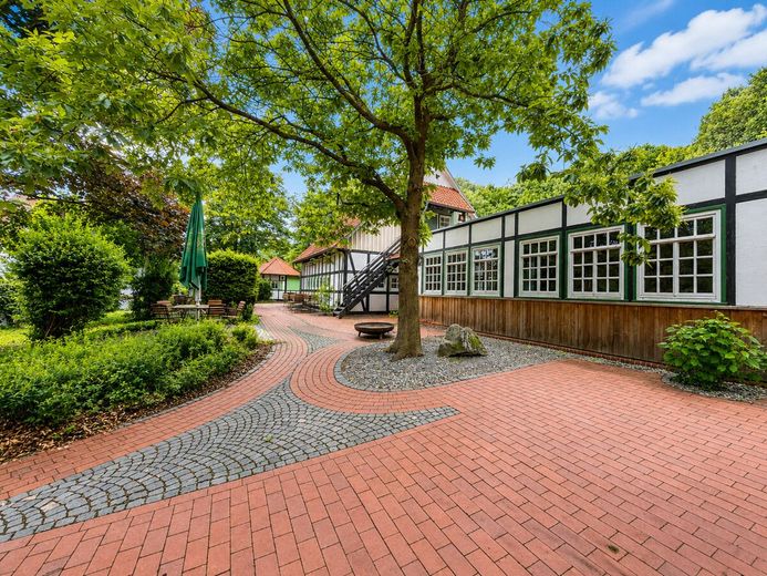 Etabliertes Hotel- &amp; Gastro-Anwesen am Wiehengebirge umfassend modernisiert – Außenbereich Biergarten