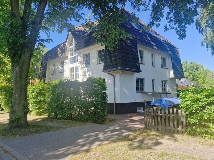 Komfortowe mieszkanie własnościowe w topowej lokalizacji w Falkensee – Eckansicht des Hauses mit Kellereingang