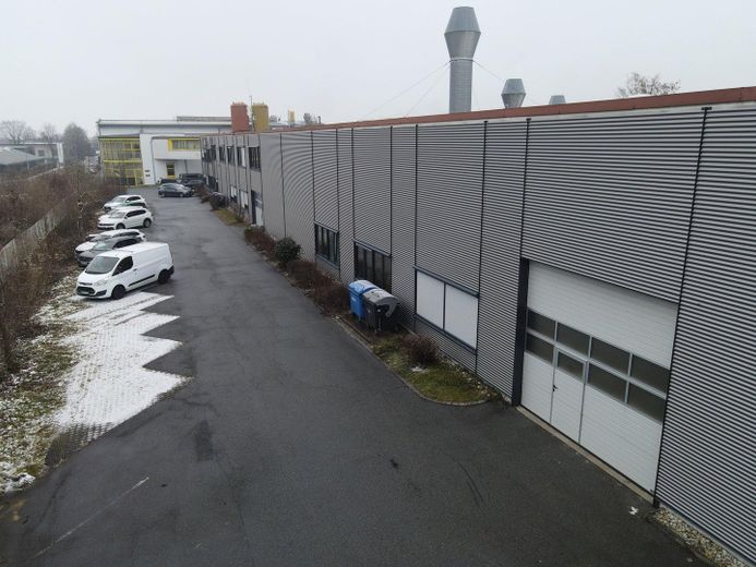 Produktionshalle mit Büroräumen und bester Verkehrsanbindung – Ansicht Ecke Süd