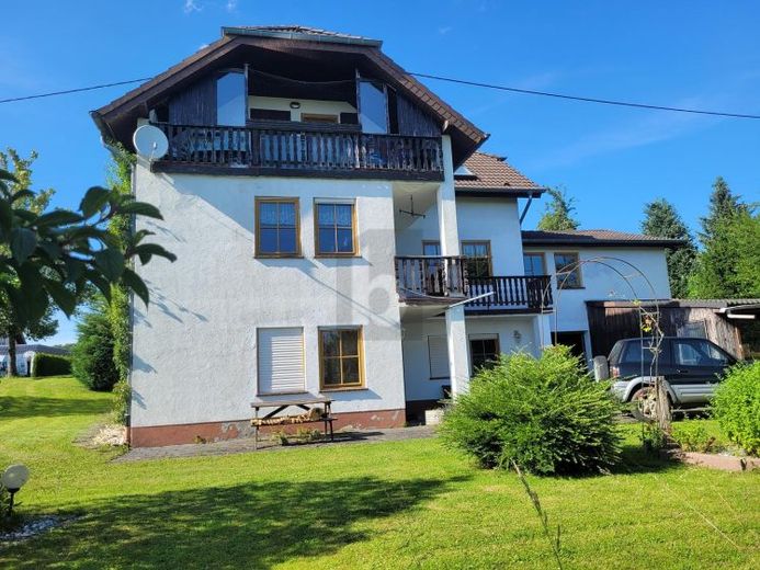 VIEL PLATZ MIT EINLIEGERWOHNUNG IM GRÜNEN – Foto 1