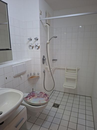 ¡Encantador apartamento pequeño en vivienda tutelada: sin comisión y listo para ocupar! – Badezimmer