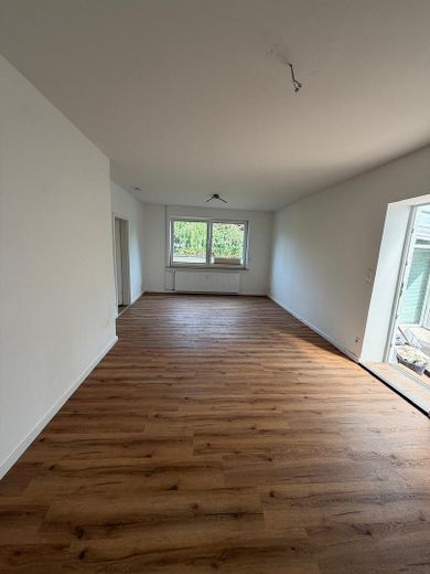 Zweifamilienhaus mit 3 Garagen – Wohnzimmer EG