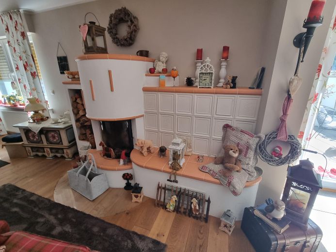 Mehrfamilienhaus, Pension, Lagerhalle, Magazin, Halle mit Rolltor – Kachelofen Privat