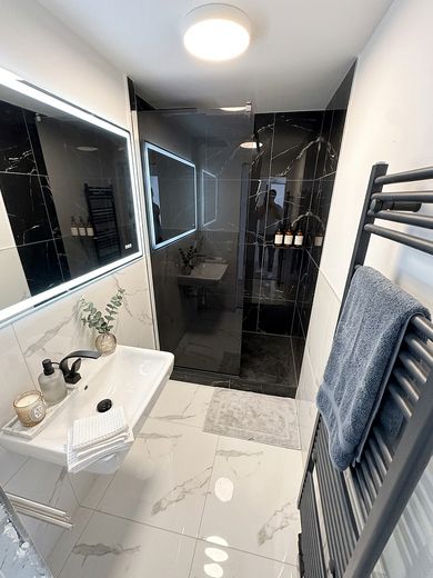 3 Zimmer Wohnung als WG zu vermieten – Bad