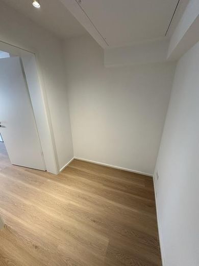 Neubau - Erstbezug - Niedrigenergiehaus - Wunderschöne 1 ZW inkl. EBK, Stellplatz, ca. 42m² Wfl. – Abstellkammer