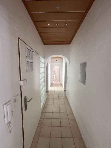 Geräumige 5-Zimmer-Wohnung in Toplage - einziehen und wohlfühlen – Flur
