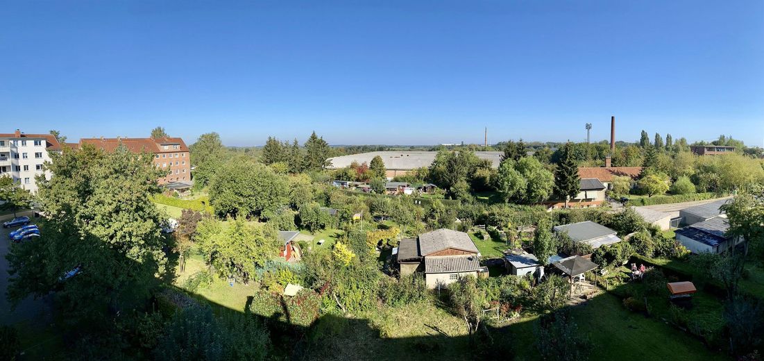 Blick in den Garten vom Balkon