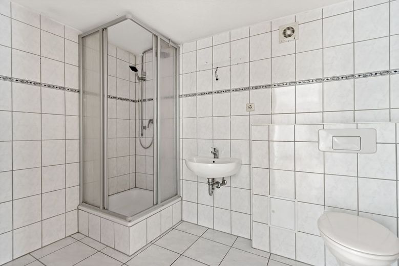 Aufgepasst! Attraktive 3-Raumwohnung mit Balkon in der Reilstraße! – Badezimmer