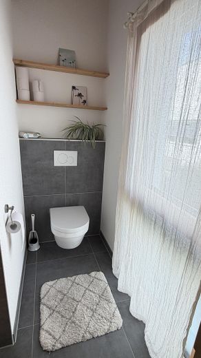 Maison de caractère personnalisée : maison jumelée claire et haut de gamme à Bittenfeld, KfW 55 – Bad