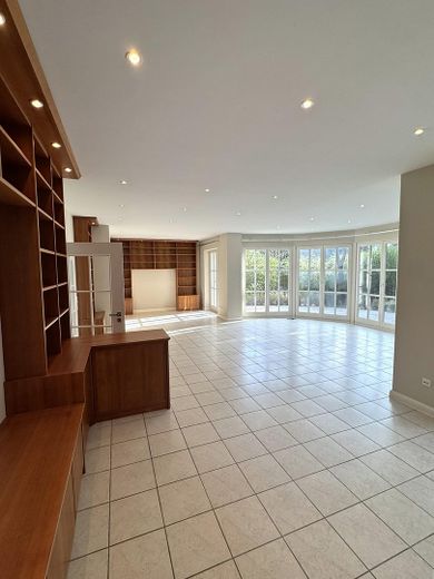 Geräumiges Wohnzimmer