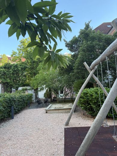 2-Zimmer Terrassen-Wohnung: Rückzugsort im Grünen, direkt am Puls der Stadt – Außenanlage