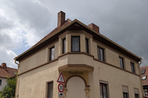 Casa unifamiliare con bovindo a Buttlar con MOLTO potenziale