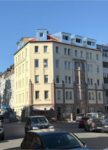 Neubaustandard! Helle 3,5 Zi.-DG-Whg. mit Balkon, Klimaanlage und Burgblick. – Außenansicht