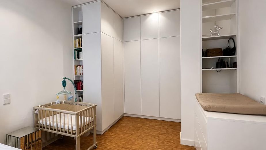 Urbaner Rückzugsort in Haidhausen, Hochwertiges Design-Loft mit separatem Cityoffice – Maßeinbauschränke Schlafzimmer