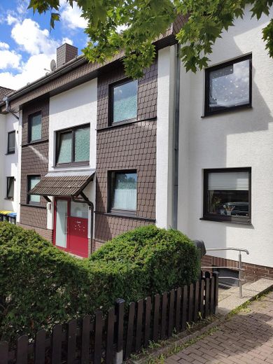 Appartement en copropriété solide de 2 pièces avec loggia et vue imprenable dans un emplacement calme – Eingangsbereich des Hauses