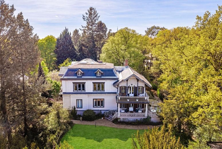 Einzigartiges Maisonette-Penthouse in absoluter Toplage am Großen Wannsee – Außenansicht der Villa 
