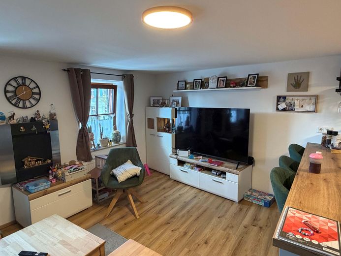 Rarità storica sulla piazza del mercato: appartamento di 3 locali completamente ristrutturato con accogliente balcone – Wohnbereich I