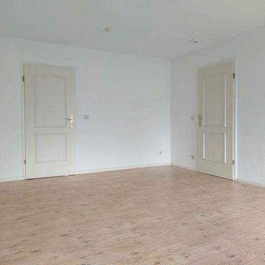 1-Zimmer-Dachgeschosswohnung mit Balkon und neuer Einbauküche – Zimmer