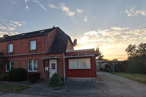 Veel ruimte in Güstrow 190 m², groot perceel, zwembad & werkplaats