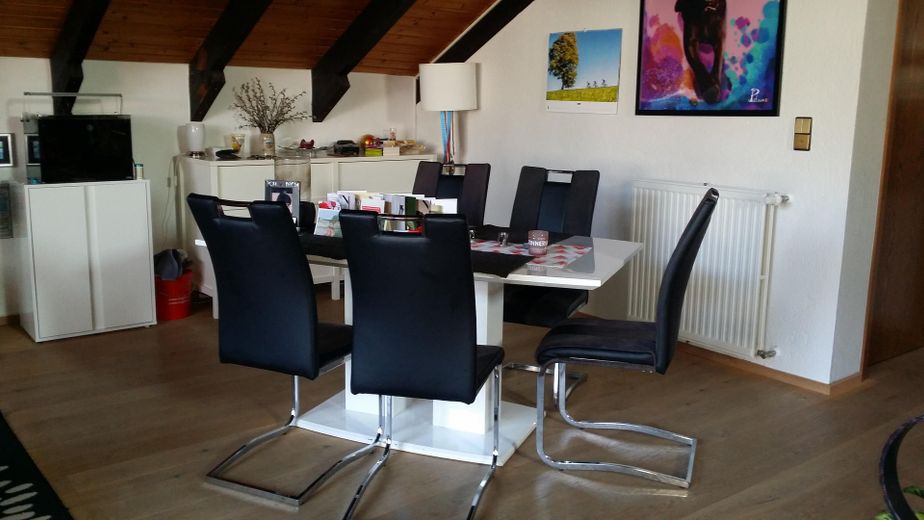 Ruhige 2-Zimmer-Whg. mit gehobener Ausstattung und Gartenanteil – Wohnzimmer