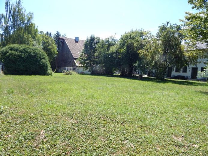 Großes, sonniges Baugrundstück mit denkmalgeschütztem Bauernhaus und Entwicklungspotenzial – Foto 1