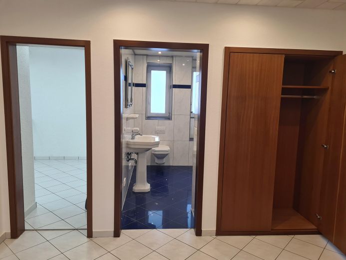 Schöne helle 4 Zimmerwohnung – Flur Einbauschrank
