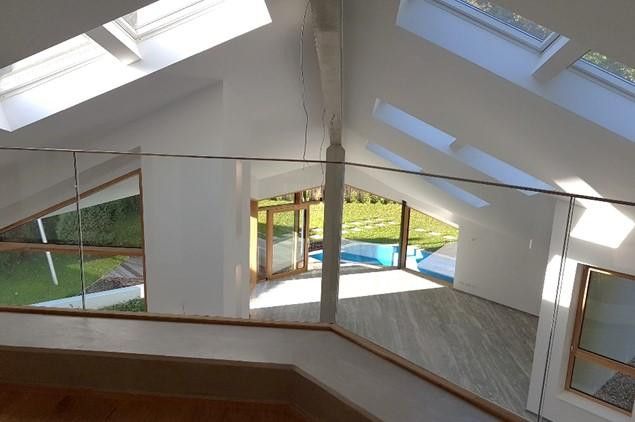 Renoviert & provisionsfrei: Lichtdurchflutete, moderne Villa auf Traumgrundstück – Empore