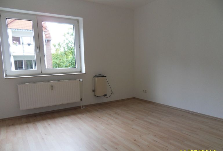 Helle 3,5-Zimmerwohnung mit komplett saniertem Badewannebad mit Fenster und sonnigem SÜD-WEST-Balkon – Schlafzimmer