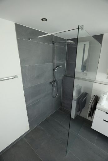 Hochwertiges, modernes Einfamilienhaus | Großer Garten | Sanierung 2014 | Klimaanlage | PV-Anlage – Elternbad 2 (Dusche)
