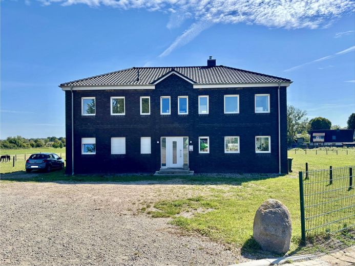 Modernes Landanwesen (Bj. 2021) mit Wohnhaus, Halle, Bauland und ca. 4 ha Land – फोटो 1