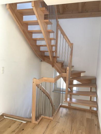 Massiv-Treppe in Buche