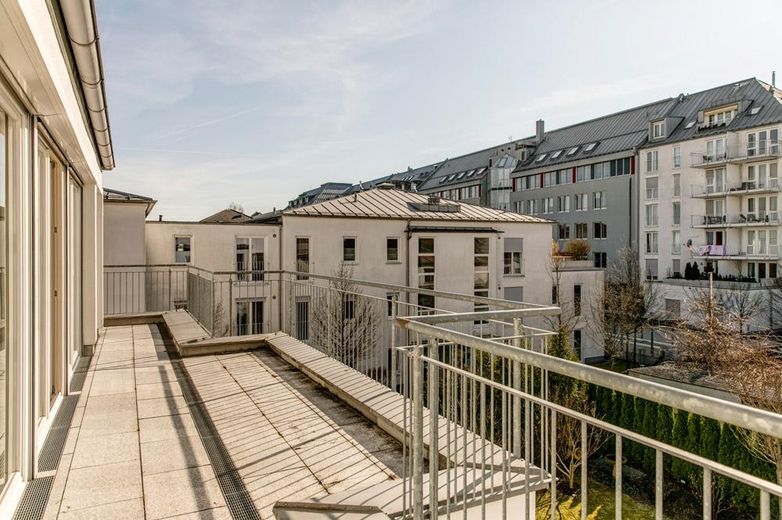Lichtdurchflutete Penthouse-Wohnung mit Dachterrasse unweit der Münchener City – Dachterrasse