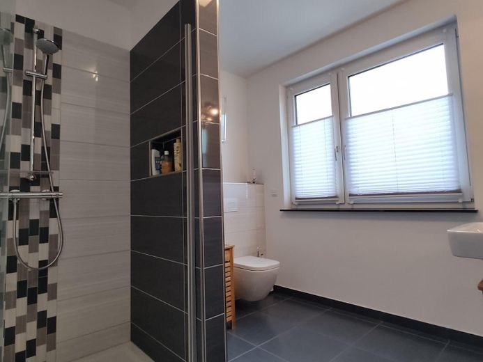 Modernes, familienfreundliches Stadthaus in Altlindenau inkl. Tiefgarage - von privat – Bad 1. OG
