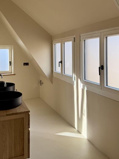 Rare opportunité dans un monument KfW : loft dans un immeuble ancien, grande terrasse sur le toit et prestations haut de gamme PREMIÈRE OCCUPATION – Fugenloses Tageslicht-Bad (1)