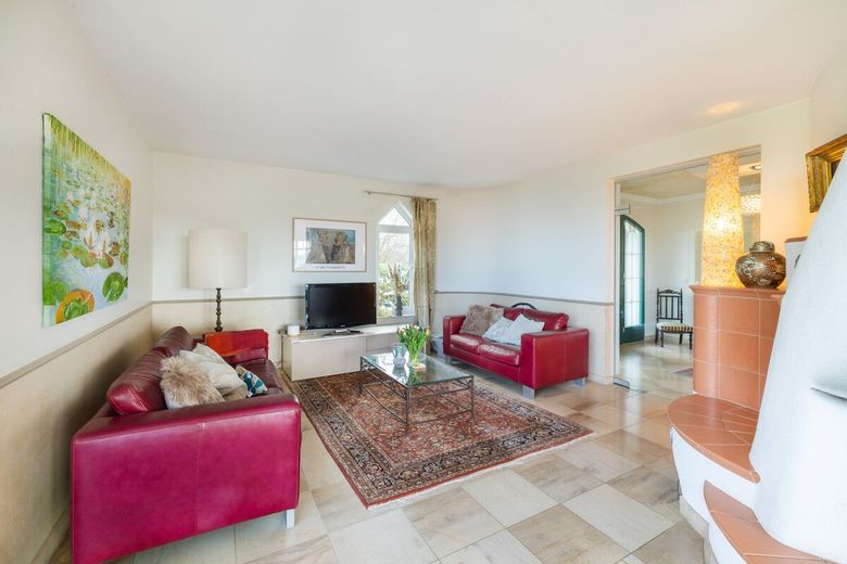 Villa mit Weitblick, Pool, Sauna und Koi-Teich in begehrter Lage von Hochscheid! – Wohnzimmer Erdgeschoss