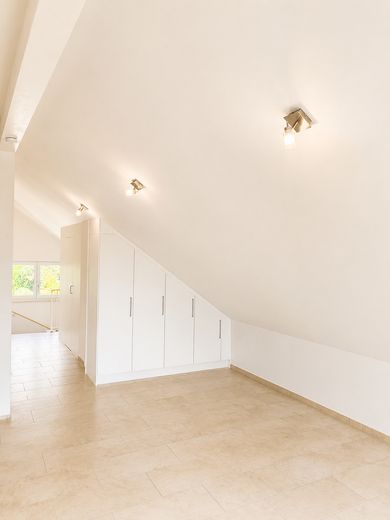Wunderschönes Einfamilienhaus mit Potenzial: Ein Wohntraum für jeden - Keine Maklerprovision! – Dachgeschoss Gang 