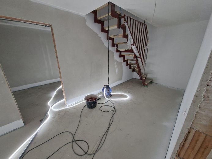 Maisonette Wohnung 71m² + 65m² Souterrain eigene Haustüre Erstbezug 2199€ warm inkl. Küche, Carport – Gang Souterrain