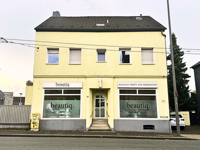 Provisionsfrei | Saniertes Mehrfamilienhaus | 32.500 € Jahreskaltmiete – Aussenansicht