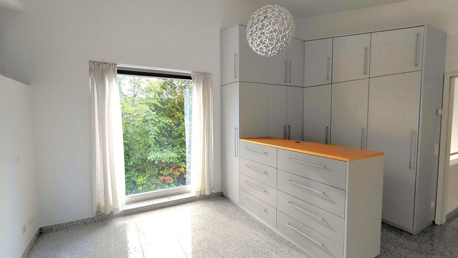 Repräsentatives Traumhaus im grünen Zehlendorf – Schlafzimmer - Blick ins Grüne