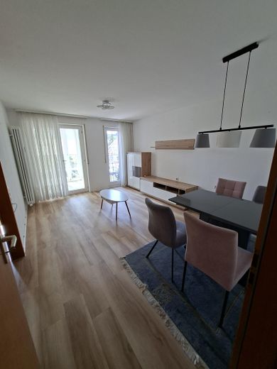 ¡Encantador apartamento pequeño en vivienda tutelada: sin comisión y listo para ocupar! – Wohnzimmer