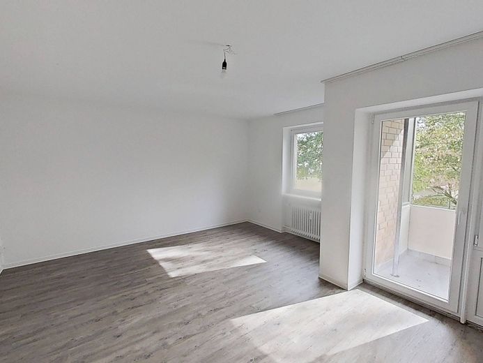 Luminoso apartamento de 3 habitaciones, bien distribuido, con BALCÓN y baño con bañera en el sur de Burgdorf – Ansicht II: Wohn- und Esszimm…