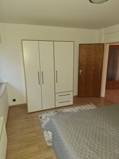 Wohnen im historischen Fachwerkhaus: möblierte 3-Zimmer-Wohnung 1 Min in die Innenstadt – Kleiderschrank im Zimmer 