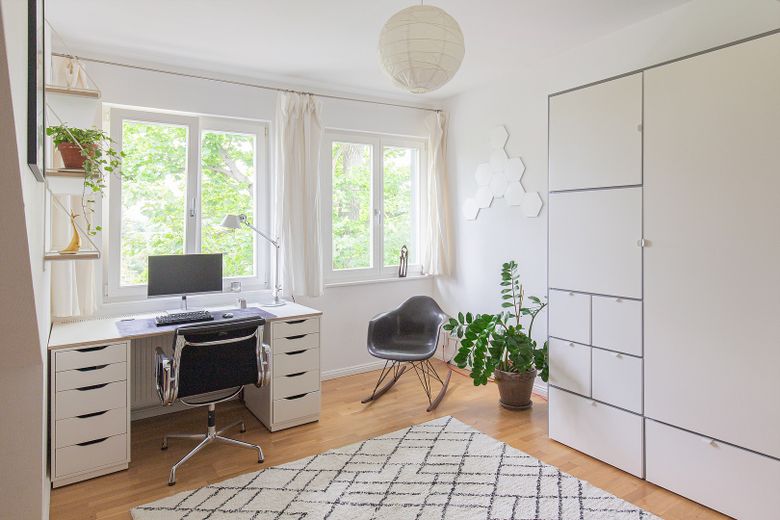 Wohnen + Kapitalanlage: Top gepflegtes, aufwendig saniertes 30er-Jahre-Haus in 1A-Lage Zehlendorf – Viel Platz zum Arbeiten …