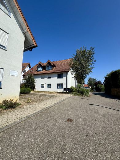 Provisionsfrei: 2-Zimmer-Wohnung DG mit Balkon in betreuter Wohnanlage – Hausansicht 2