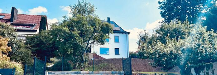 Erstbezug Möhringen: Stilvolle 3,5-Zi.-Etagenwohnung mit Kamin, Balkon & Garten – Blick aufs Haus