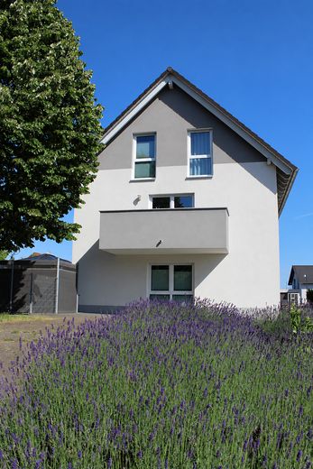 Energieeffizientes Mehrgenerationen-/Zweifamilienhaus mit Garten in ruhiger Ortsrandlage – Foto 3
