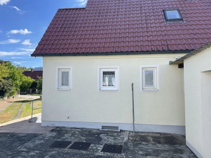 Freistehendes Einfamilienhaus mit großem Grundstück und viel Potenzial in Kühbach – Westansicht