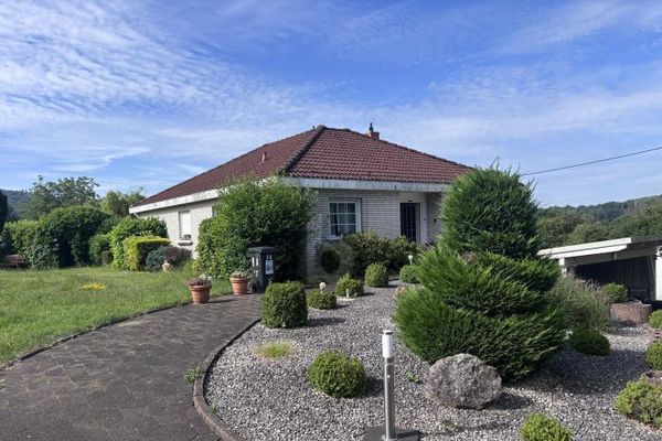 MÜSTAKİL KONUM, ÜST DÜZEY ARSA, BAKIMLI, 3 GARAJ