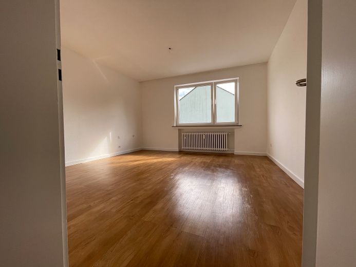 Sanierte 60qm Wohnung mit großen Balkon  in Essen Bergerhausen an Einzelperson mittleren Alters – Schlafzimmer