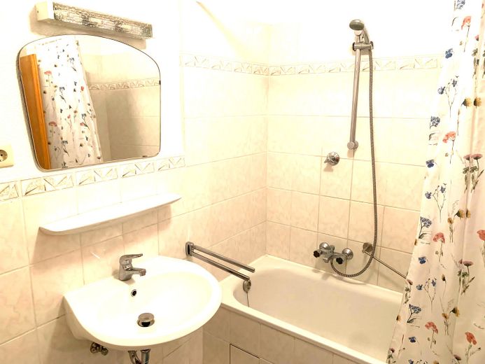 PROVISIONSFREI - Bezaubernde 3 - Raum - Wohnung mit Einbauküche und Balkon – Badezimmer